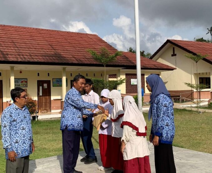 Lima Siswa SLBN 3 Lotim Dapat Bantuan Seragam Gratis Dari Sekolah