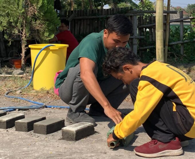 Program P5, Siswa SLBN 3 Lotim Diajar Buat Paving Block