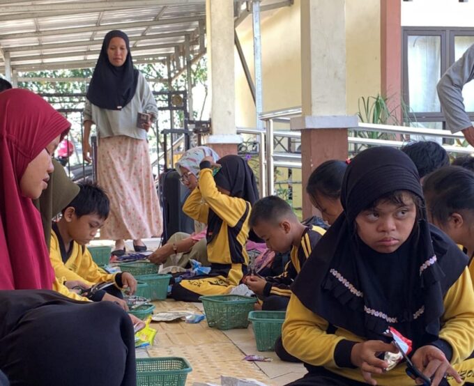 SLBN 3 Lotim Isi Kegiatan Sabtu Budaya Dengan Membuat Kerajinan dari Botol dan Sampah Plastik