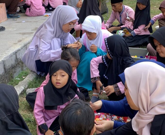 KBM Hari Jumat, Siswa SLBN 3 Lotim Diajar Mengenali Sampah Organik dan Anorganik