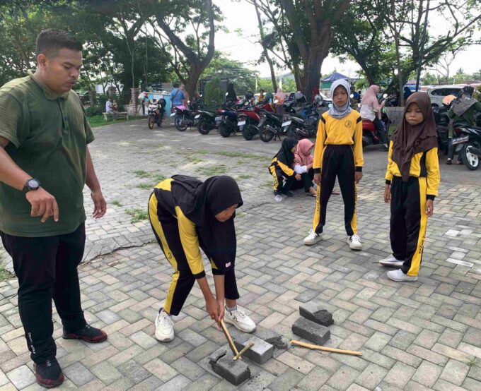 SLBN 3 Lotim Isi Kegiatan Sabtu Budaya Dengan Permainan Tradisional "Sungklit"