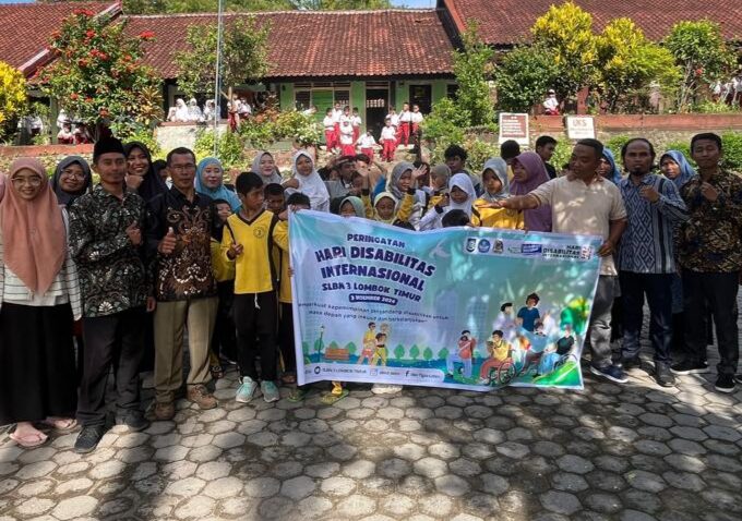 Siswa SLBN 3 Lotim Rayakan Hari Disabilitas Dengan Berbagi Souvenir ke Sekolah Tetangga