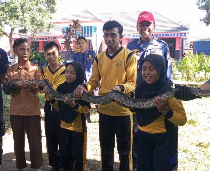 Cerita Memegang Ular di Damkar, Gurunya Takut Histeris, SiswanyaTertawa Bahagia