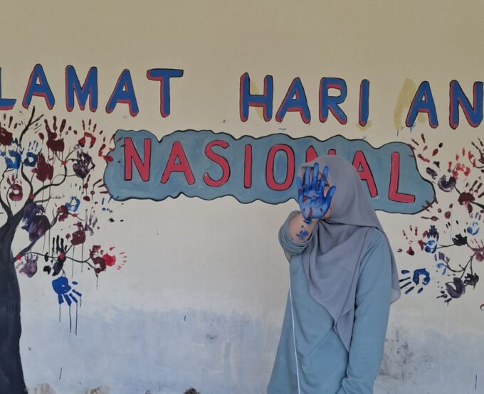 Siswa SLBN 3 Lotim Rayakan Hari Anak Nasional Dengan Membuat Lukisan Dinding